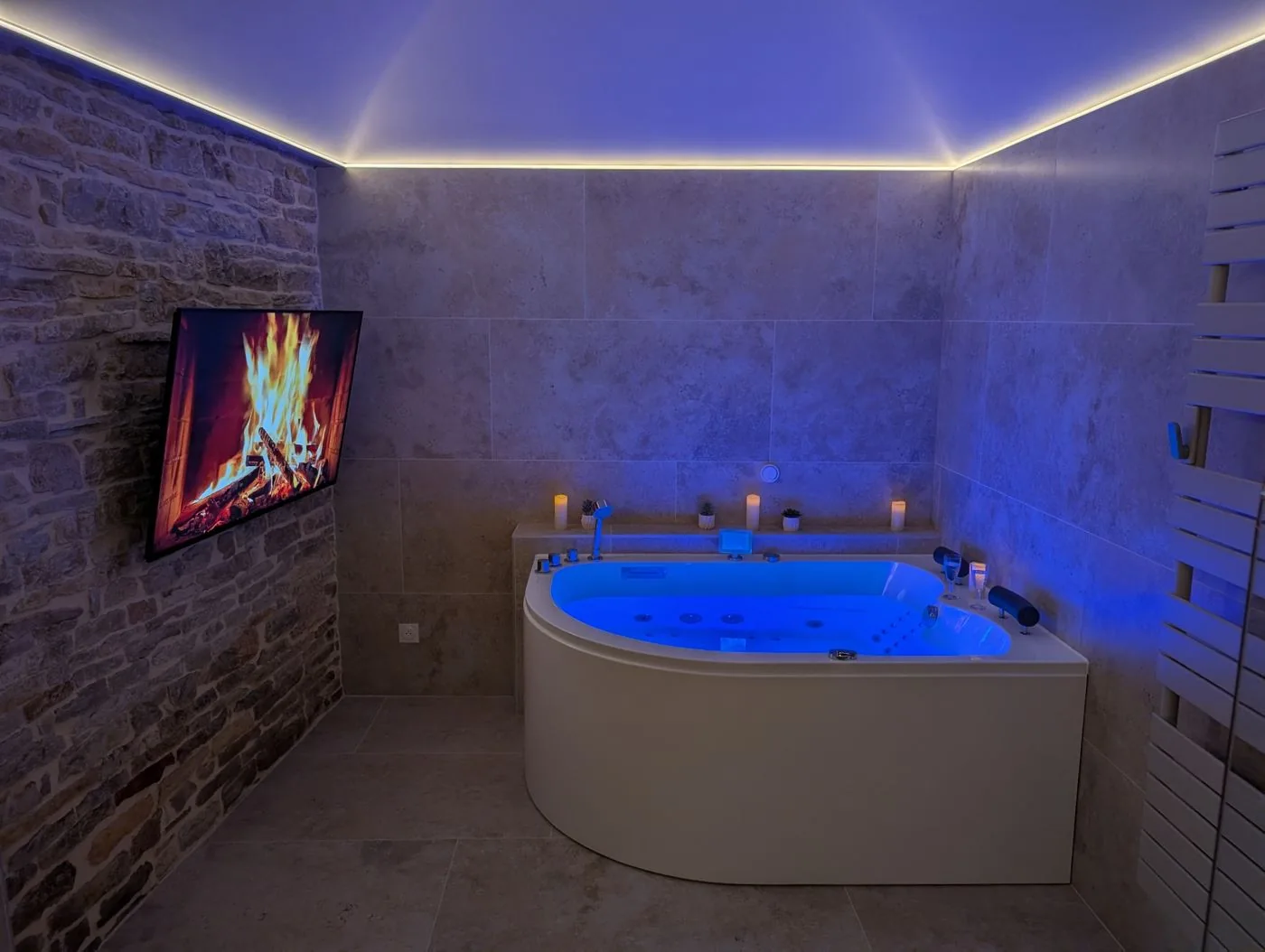 Baignoire balnéo privée de la Suite Médiévale