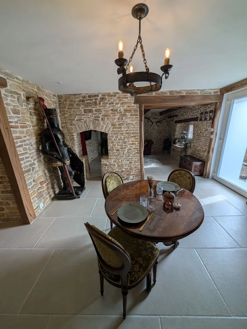 Salle à manger et pierres apparentes