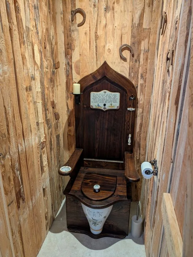 WC décorés dans un style médiéval original
